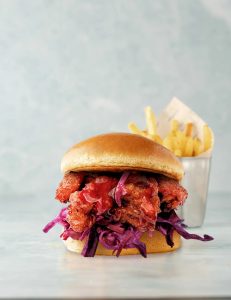 Kızarmış acılı tavuk parçaları, coleslaw, heinz classic burger sos, sweet chili sos, baharatlı patates tava