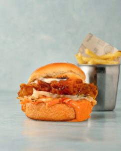 Burger peyniri, ıceberg, Acılı Smash sos,  Honey Glaze sos, baharatlı patatas tava