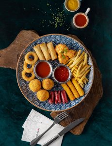 Kök sebze topları, soğan halkası, sosis tava, mozzarella sticks, popcorn chicken, mac & cheese kroket, baharatlı patates tava, sweet chili-marinara dip sos.