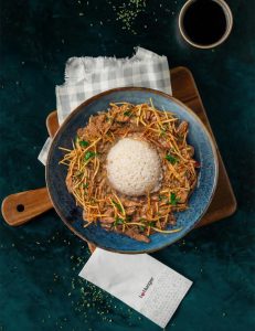 Mantar, kapya biber, soğan, sarımsak, krema, kibrit patates, Demi Glace Sos