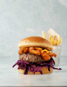 Burger köftesi, kızarmış tempura karides, coleslaw, chili mayo sos, heinz classic burger sos, baharatlı patates tava