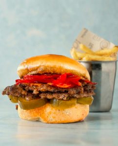 Burger peyniri, jalapeno, kırmızı soğan turşusu, Acılı Smash Sos, baharatlı patates tava