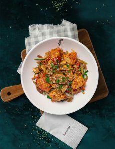 Noodle, renkli biber, mantar, havuç, kabak, beyaz lahana, soğan, sarımsak, susam, Noodle Sos, Sweet Chili Sos