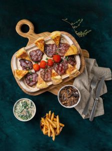 Sotenmiş ıspanak ve mantar , baharatlı patates tava, tereyağlı bazlama ekmeği, cherry domates.