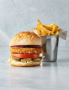 Avokado dolgulu burger köftesi, domates, kırmızı soğan, kornişon turşu, iceberg, vegan burger ekmeği, baharatlı patates tava.