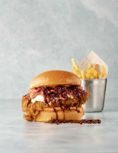 Kızarmış tavuk göğüsü, coleslaw, suda mozzarella, hunger chili sos, barbekü sos, baharatlı patates tava