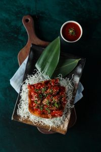 Corn flakes, susam, tortilla ekmeği kasesinde, Yangnyeom soslu tavuk