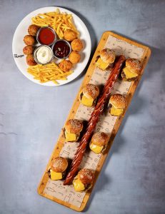 60 cm dana sosis, 8 adet mini cheeseburger, mac & cheese kroket, kök sebze topları, baharatlı patates tava, acılı BBQ dip sos, trüflü mayonez dip sos, marinara dip sos.