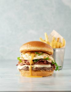 Burger köftesi, füme dana kaburga, füme dana döş, peperoni, suda mozarella, parmesan baby roka, 1 göz yumurta, kajun baharatı, relish sos, baharatlı patates tava