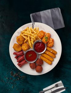 Kök sebze topları, soğan halkası, sosis tava, mozzarella sticks, popcorn chicken, mac & cheese kroket, baharatlı patates tava, sweet chili-marinara dip sos.