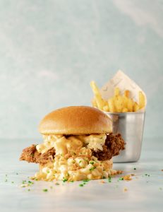 Kızarmış tavuk göğüsü, mac’n cheese, heinz classic burger sos, kornişon turşu, çıtır soğan, baharatlı patates tava