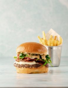 Burger köftesi, füme dana kaburga, füme dana döş, peperoni, suda mozarella, parmesan, türüflü roka yaprakları, kajun baharatı, relish sos, baharatlı patates tava