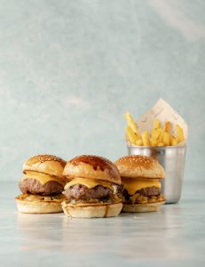 3 adet mini burger köftesi, cheddar peyniri, karamelize soğan, kornişon turşu, heinz classic burger sos, baharatlı patates tava